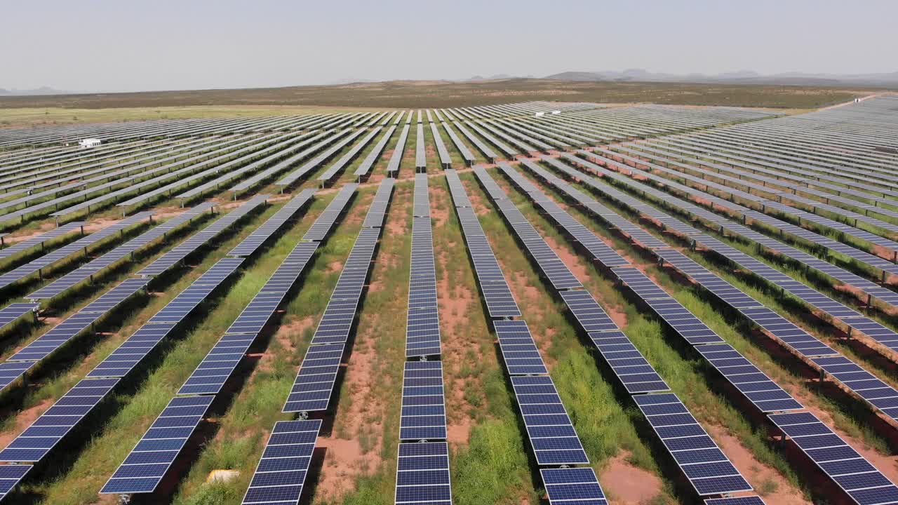 墨西哥奇瓦瓦州奇瓦瓦市附近的一个大型太阳能农场、太阳能发电站的无人机扫视视图视频素材