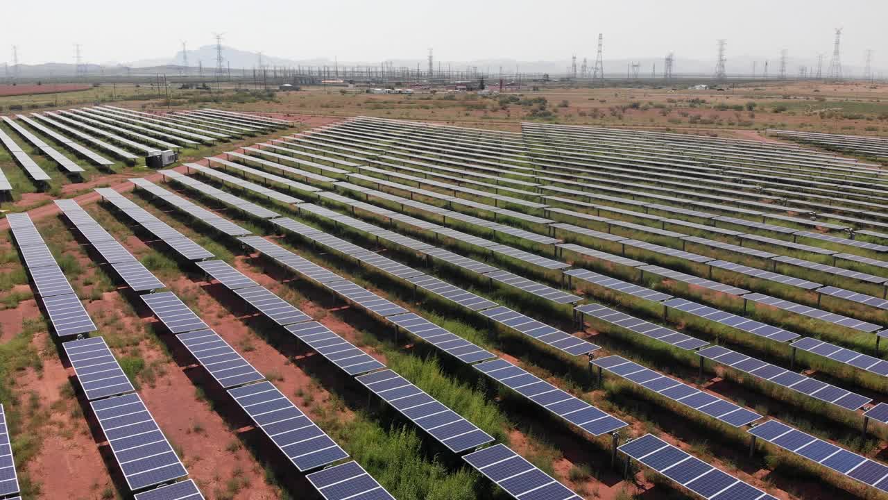 墨西哥奇瓦瓦州奇瓦瓦市附近的一个大型太阳能农场、太阳能发电站的无人机扫视视图视频素材