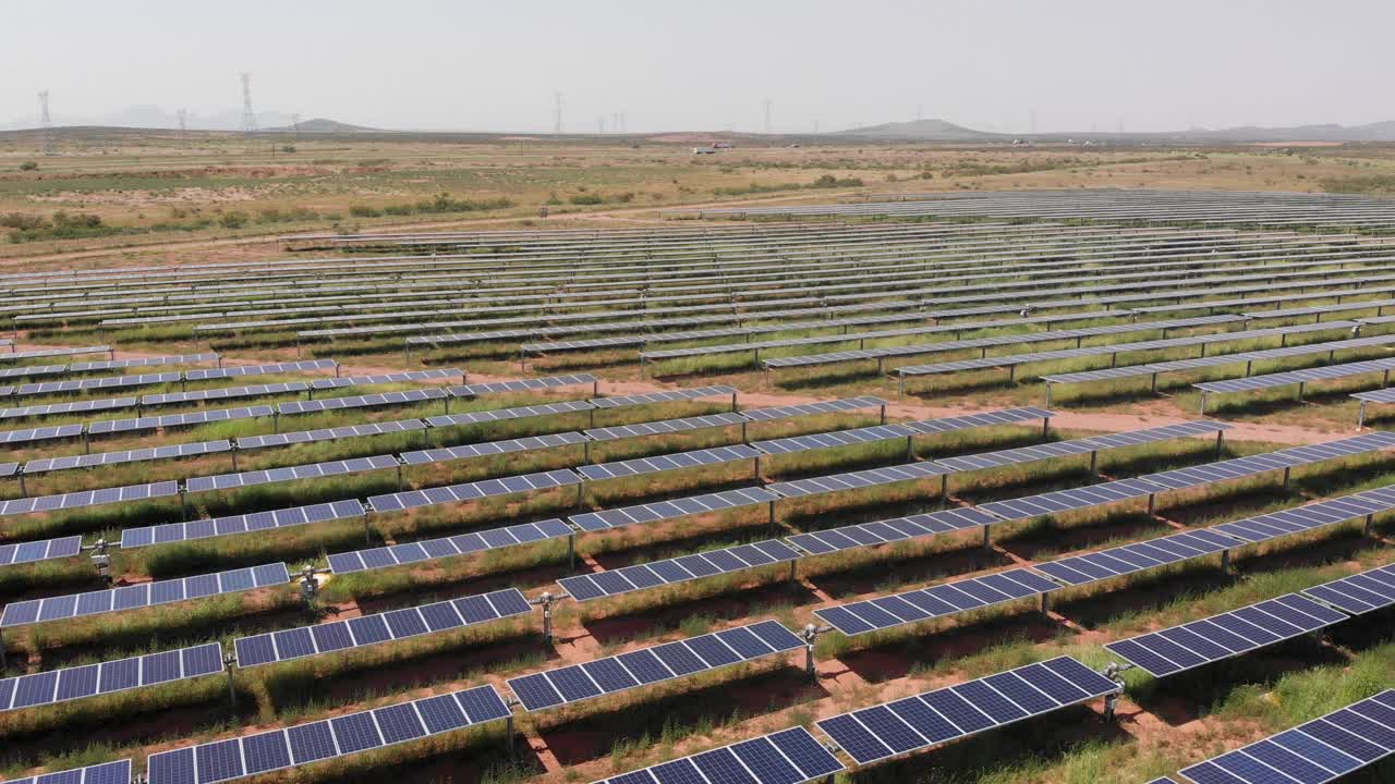 墨西哥奇瓦瓦州奇瓦瓦市附近的一个大型太阳能农场、太阳能发电站的无人机扫视视图视频素材