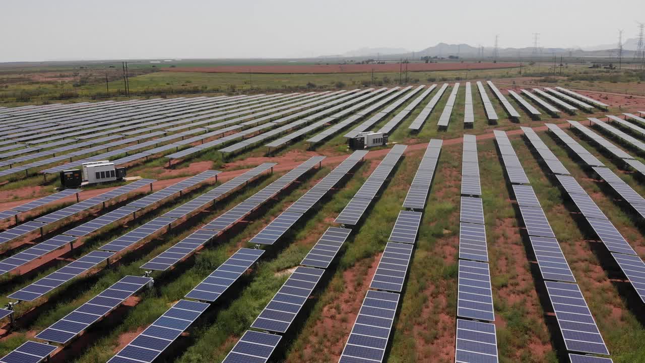 墨西哥奇瓦瓦州奇瓦瓦市附近的一个大型太阳能农场、太阳能发电站的无人机扫视视图视频素材