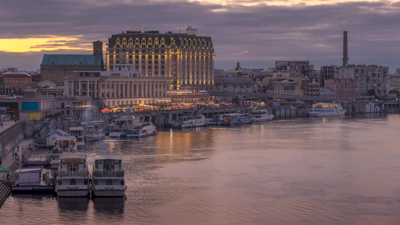 日落基辅/基辅。Post / Poshtova Square, Quay，堤岸高速公路和Podil地区。视频素材