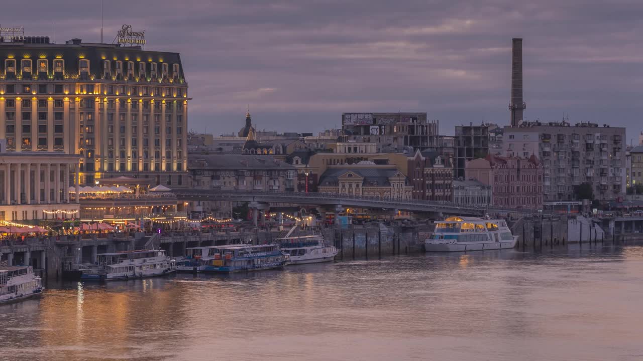 日落基辅/基辅。Post / Poshtova Square, Quay，堤岸高速公路和Podil地区。视频素材