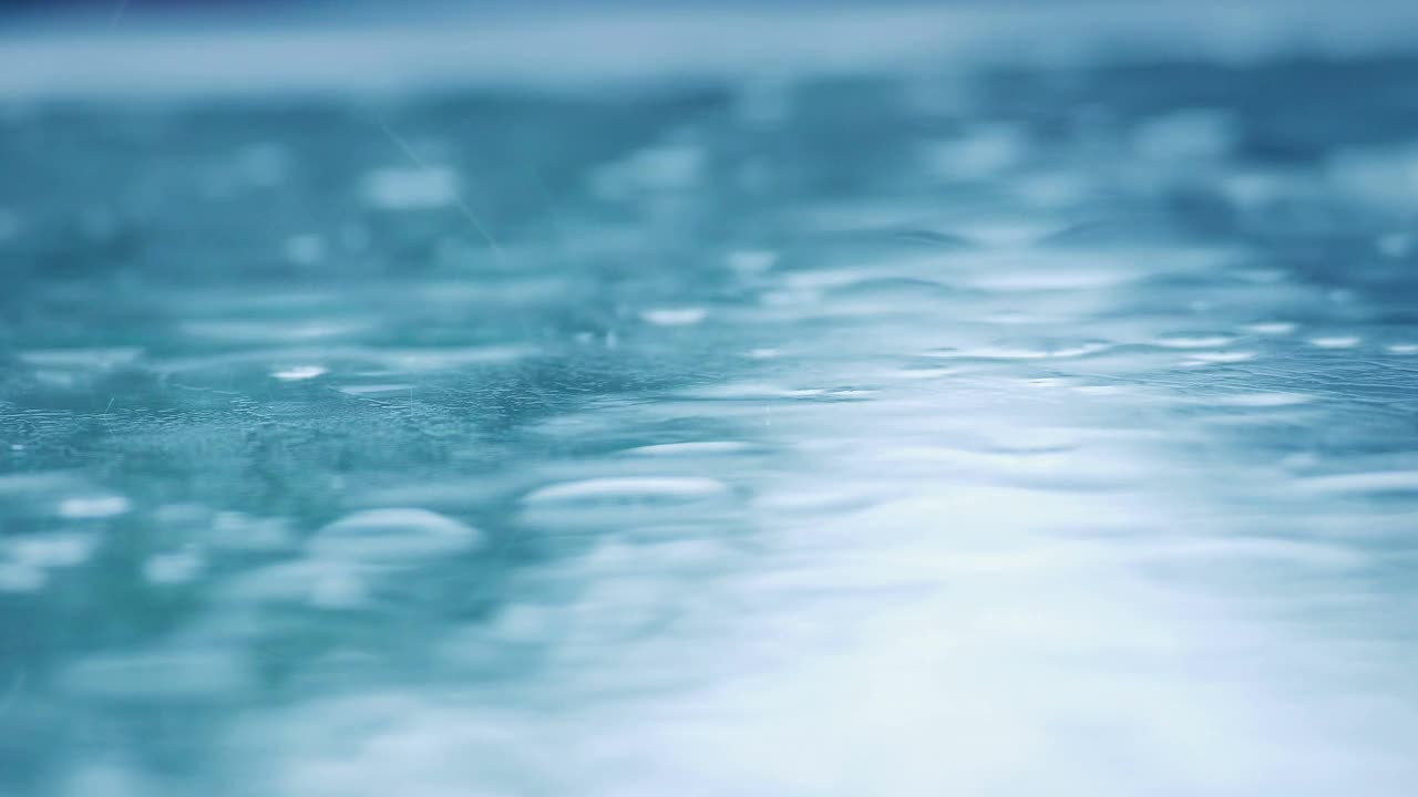 雨中的天窗特写视频素材