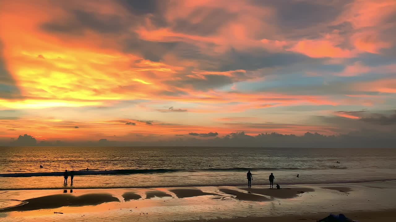 在岛上的傍晚日落时分，游客们正在海边享受时光视频素材