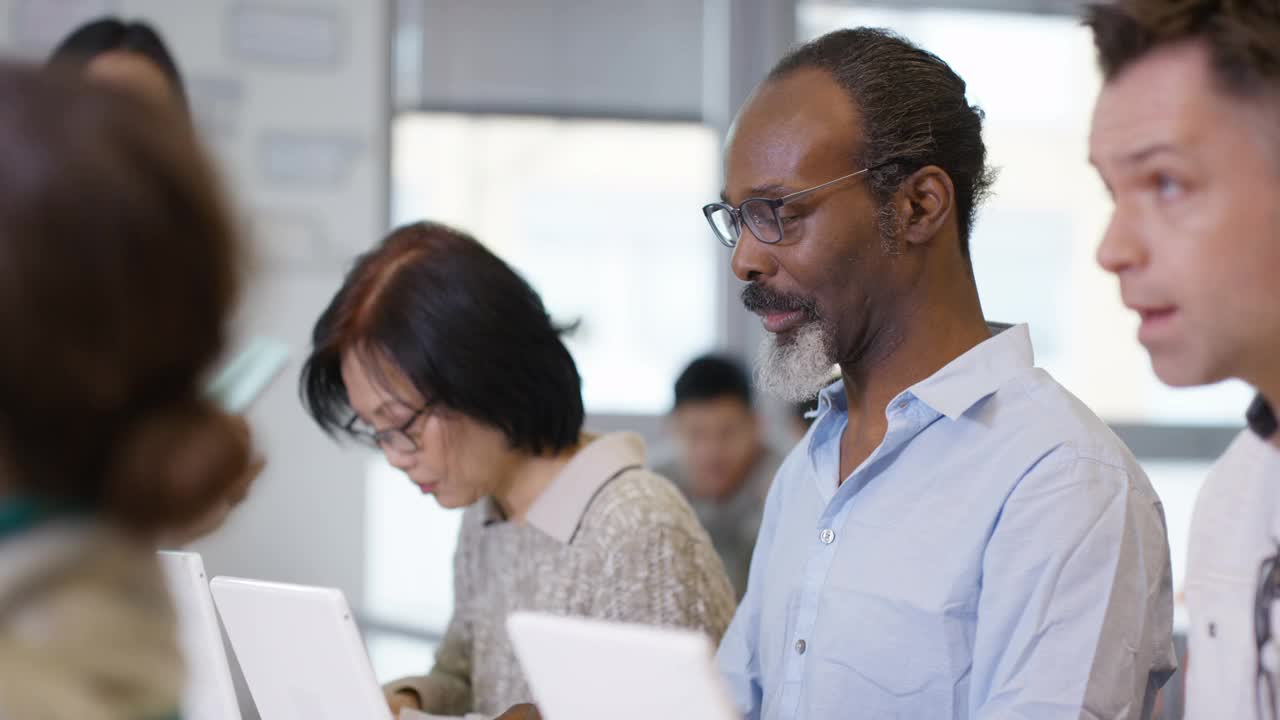 成人大学毕业生视频素材