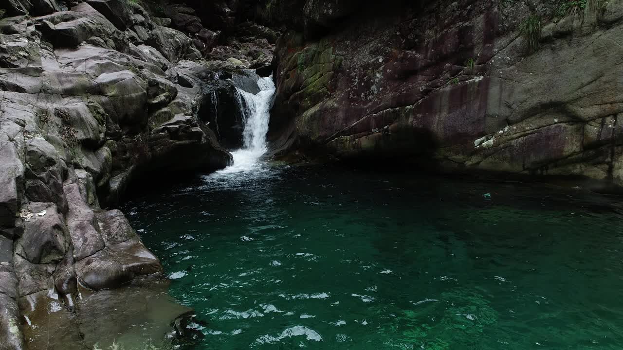 山上美丽的泉水池视频素材