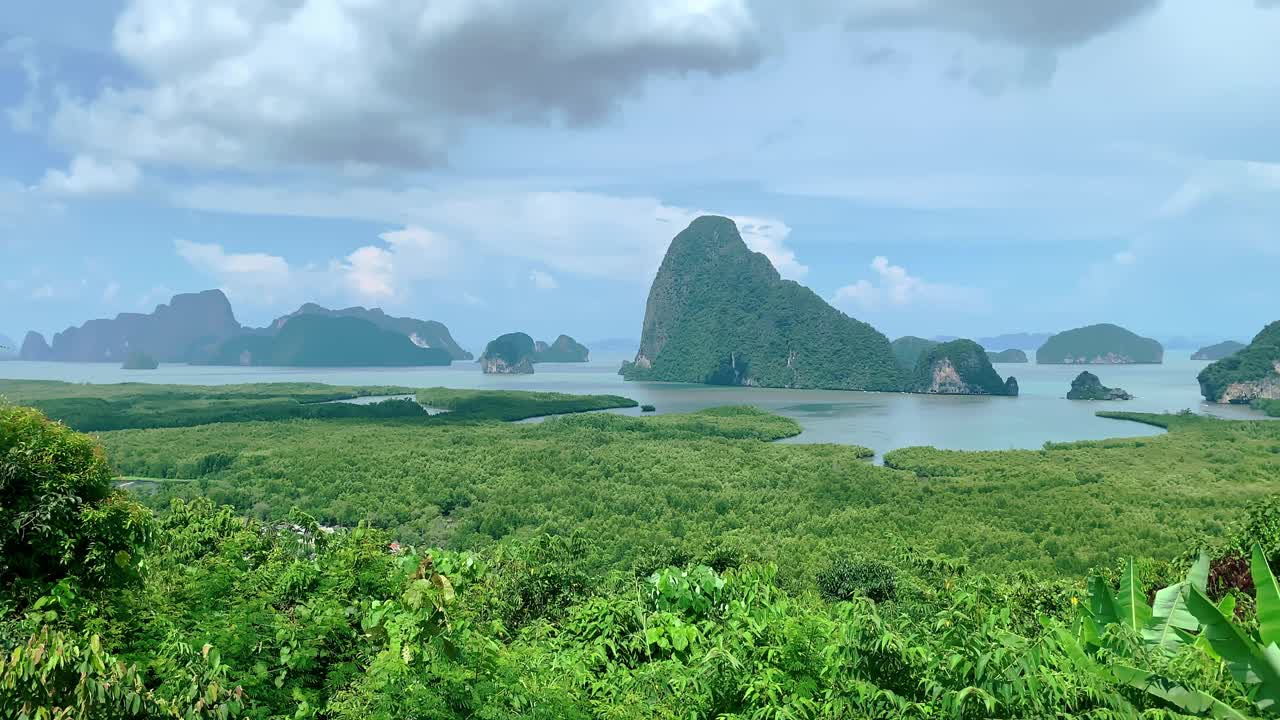 泰国攀牙湾的观察点。斯坦尼康拍摄的自然天堂，浅滩海湾与岛屿视频素材