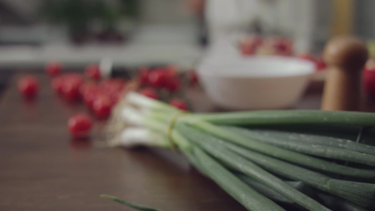 女人在厨房水槽里放意面水的后视图视频素材