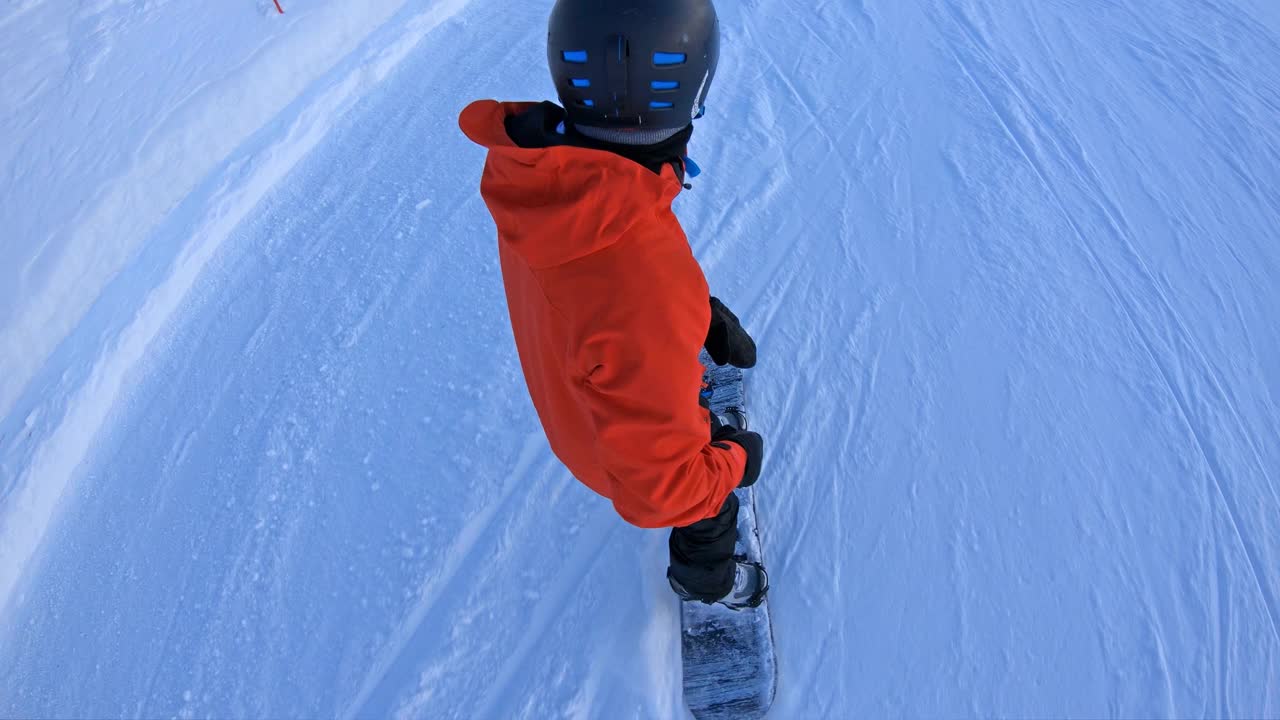 从滑雪坡道滑下去，转弯视频素材