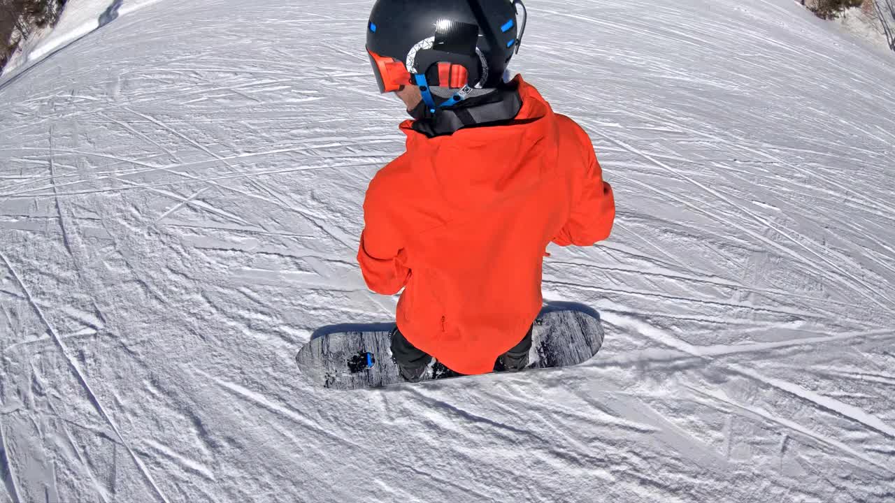 在阳光明媚的日子里，滑雪者从滑雪坡道上滑下来，撒着雪视频素材