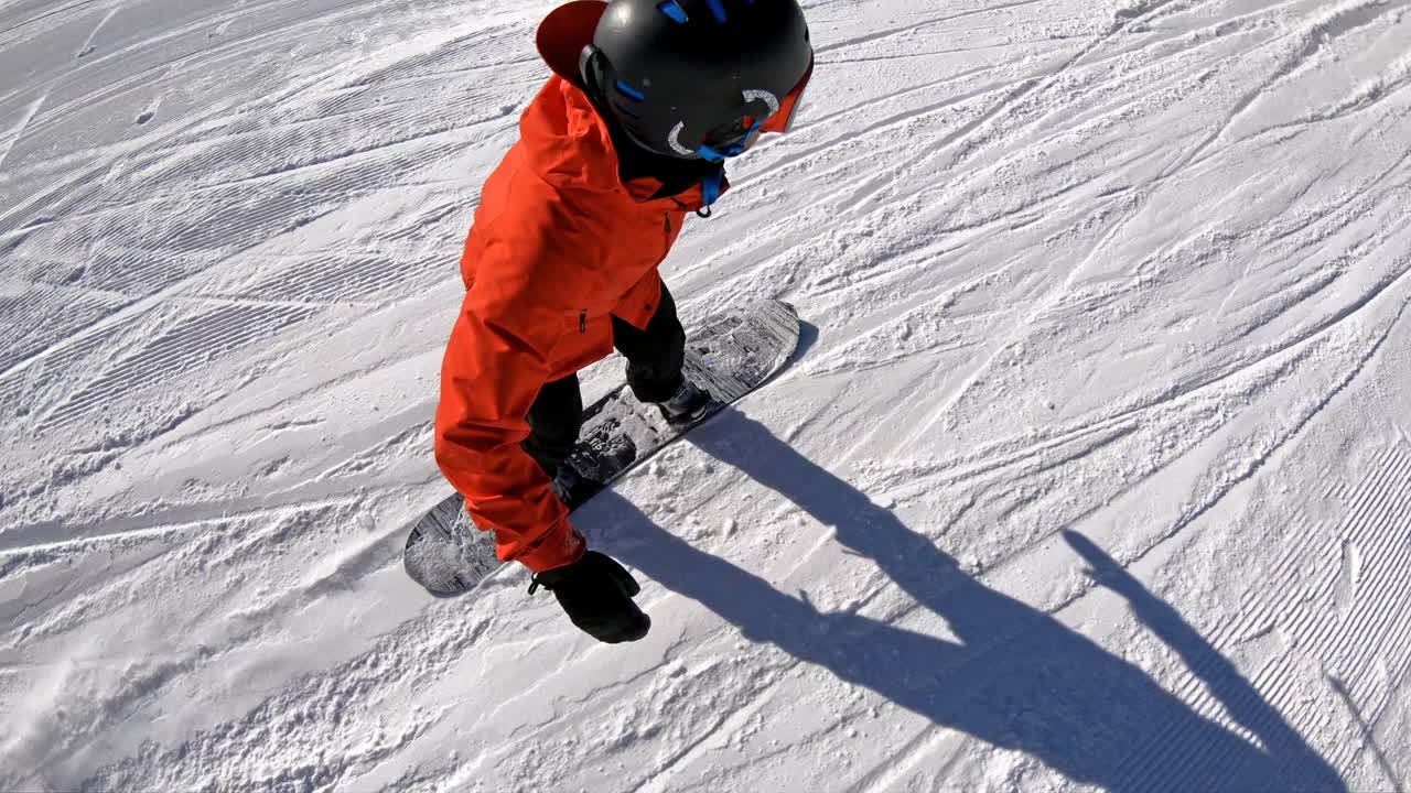 滑雪者表演特技，在雪地公园中腾空跳跃和转弯视频素材