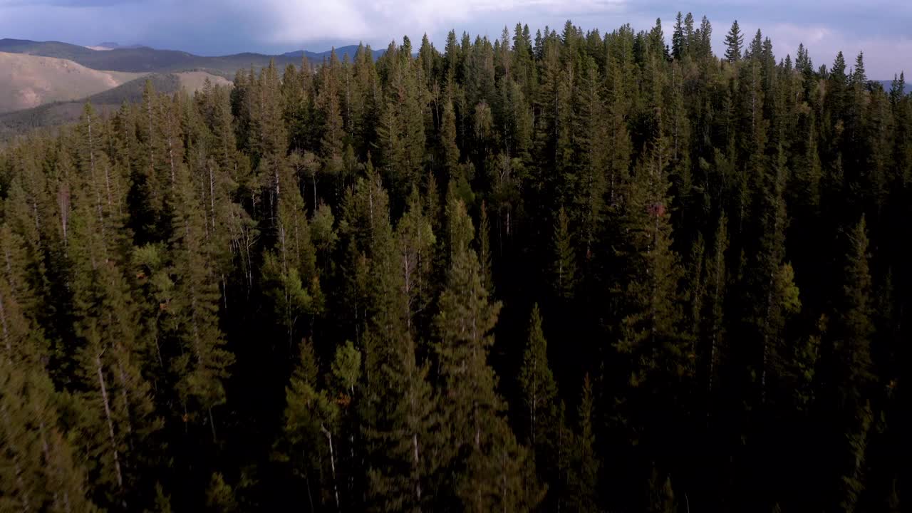 美丽的科罗拉多山脉。秋天。无人机飞越美国科罗拉多州山地森林的高清航拍视频。
科罗拉多州落基山脉的太阳山峰，4k无人机镜头。视频素材