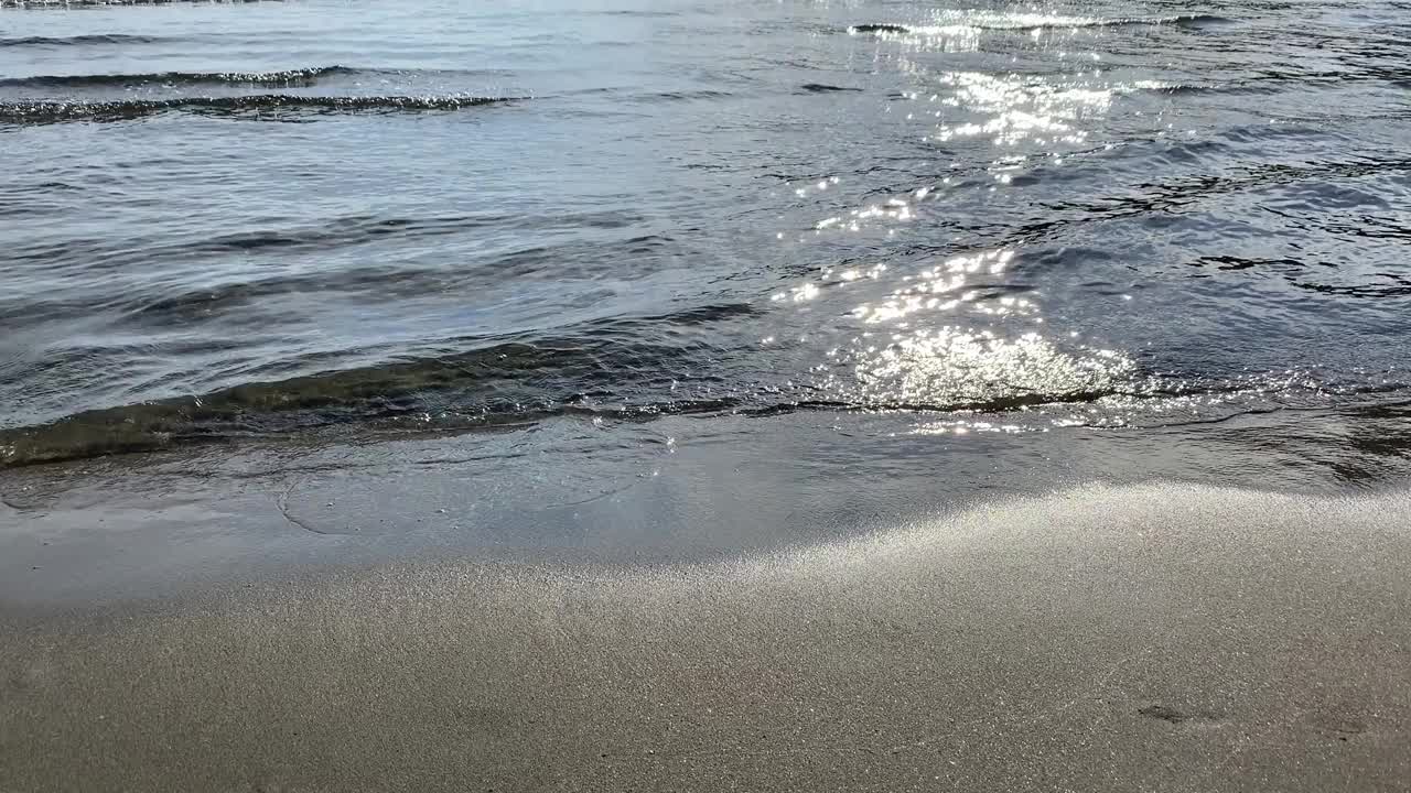 海浪拍打着沙滩。放松,禅宗,夏天。夏日傍晚美丽的海景。银光闪闪的海浪。视频素材