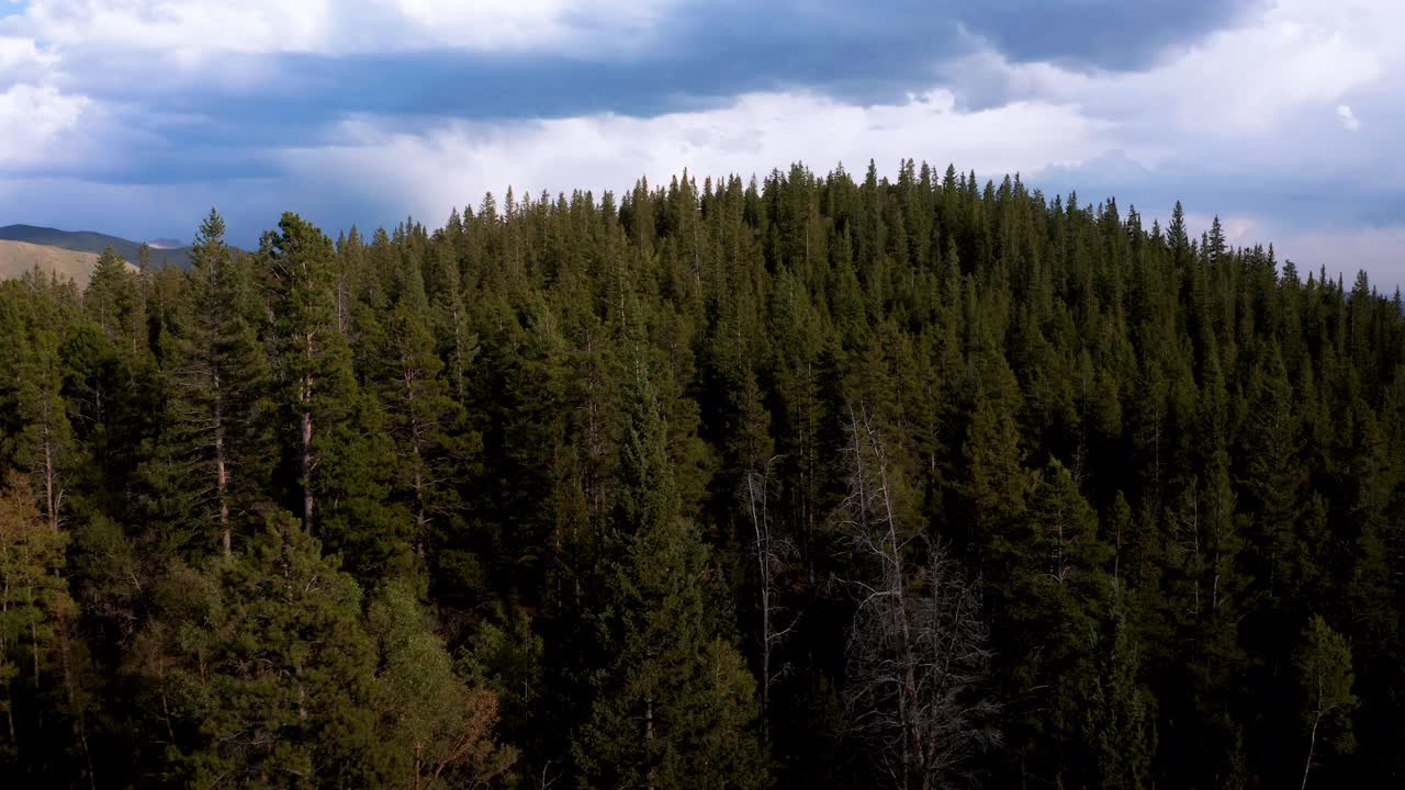 美丽的科罗拉多山脉。秋天。无人机飞越美国科罗拉多州山地森林的高清航拍视频。
科罗拉多州落基山脉的太阳山峰，4k无人机镜头。视频素材