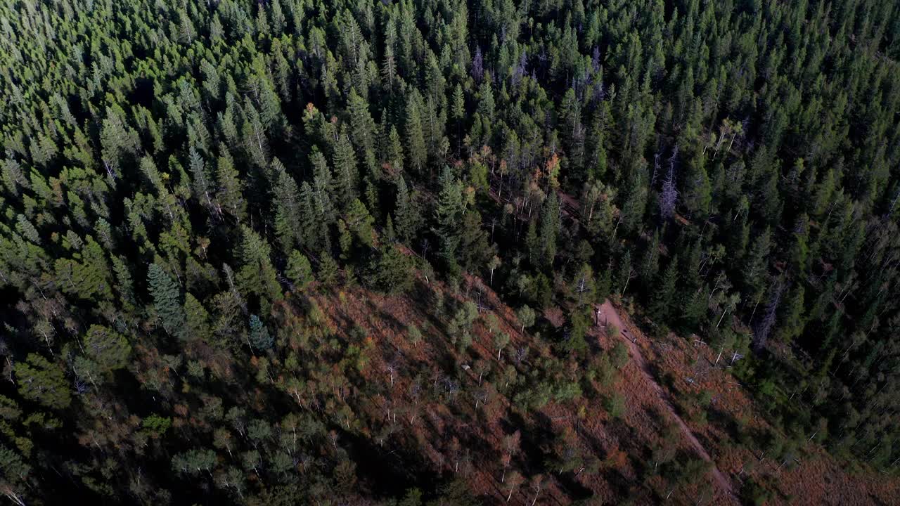 美丽的科罗拉多山脉。秋天。无人机飞越美国科罗拉多州山地森林的高清航拍视频。
科罗拉多州落基山脉的太阳山峰，4k无人机镜头。视频素材