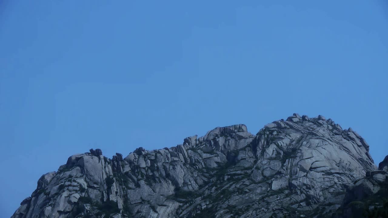 山和山的全景，陡峭的岩石，悬崖山顶。视频素材