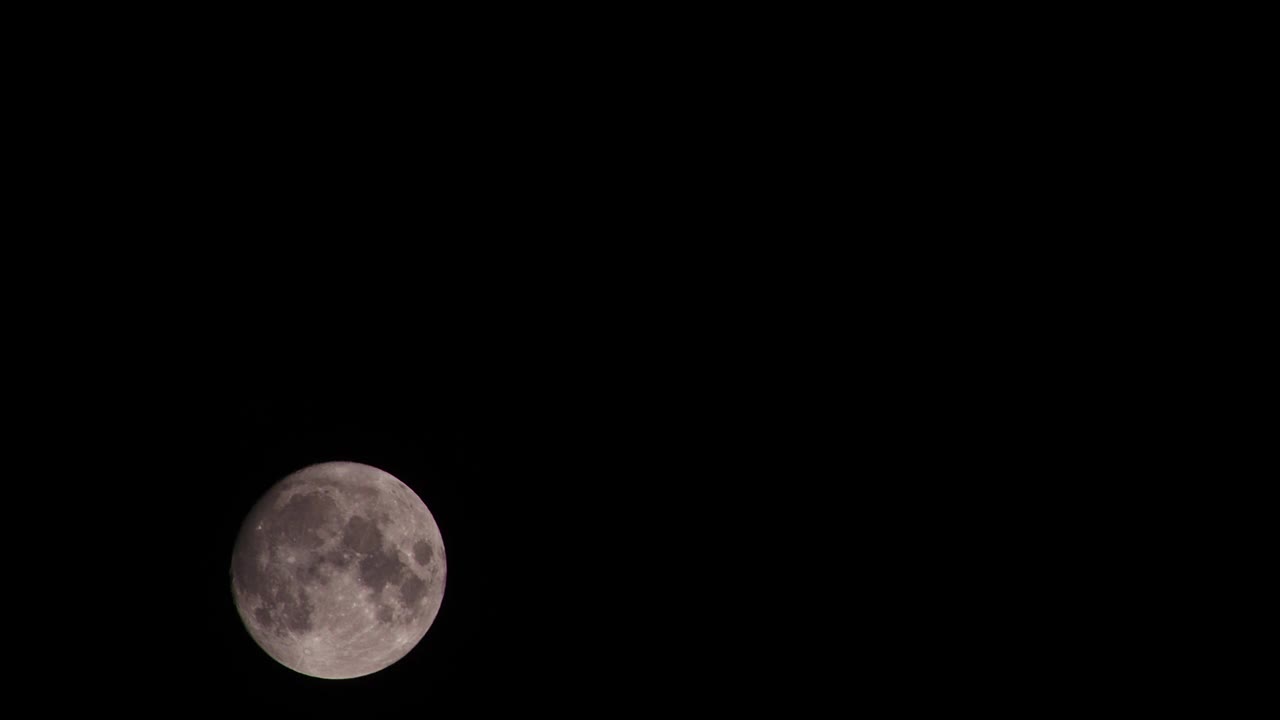 满月在夜空中移动的时间间隔视频素材