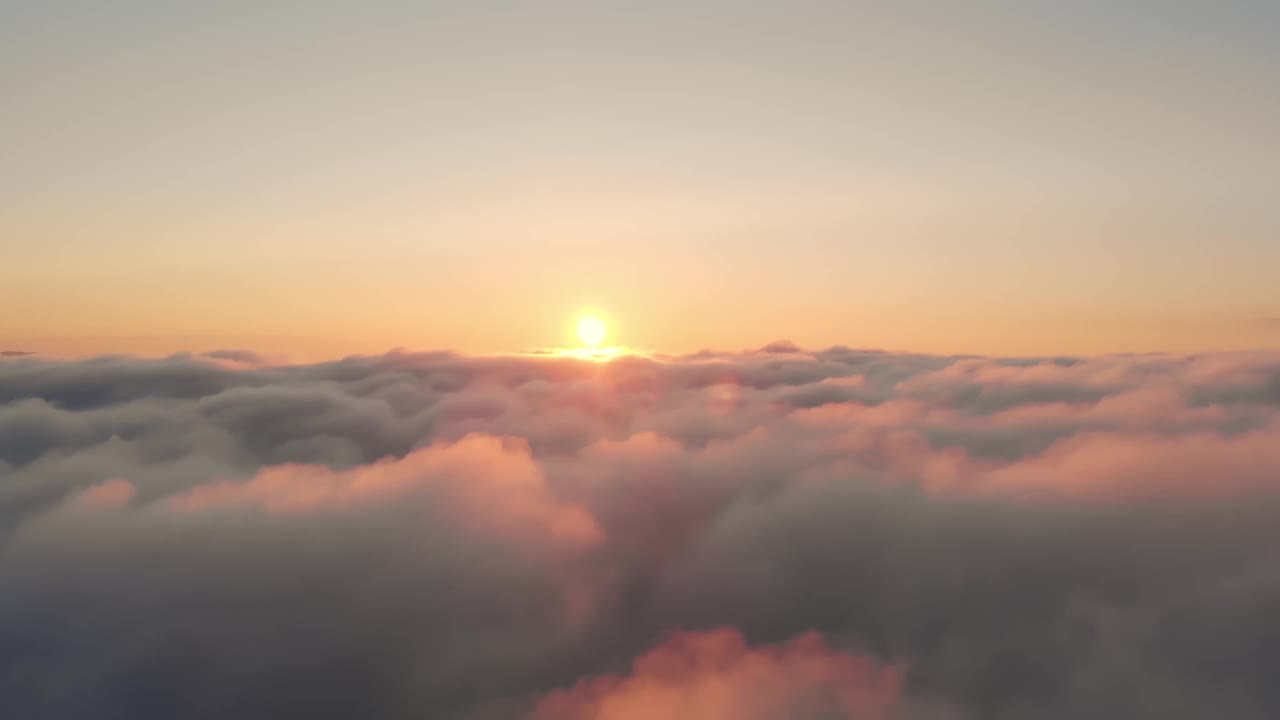 鸟瞰图的日出在白色浓密的云视频素材