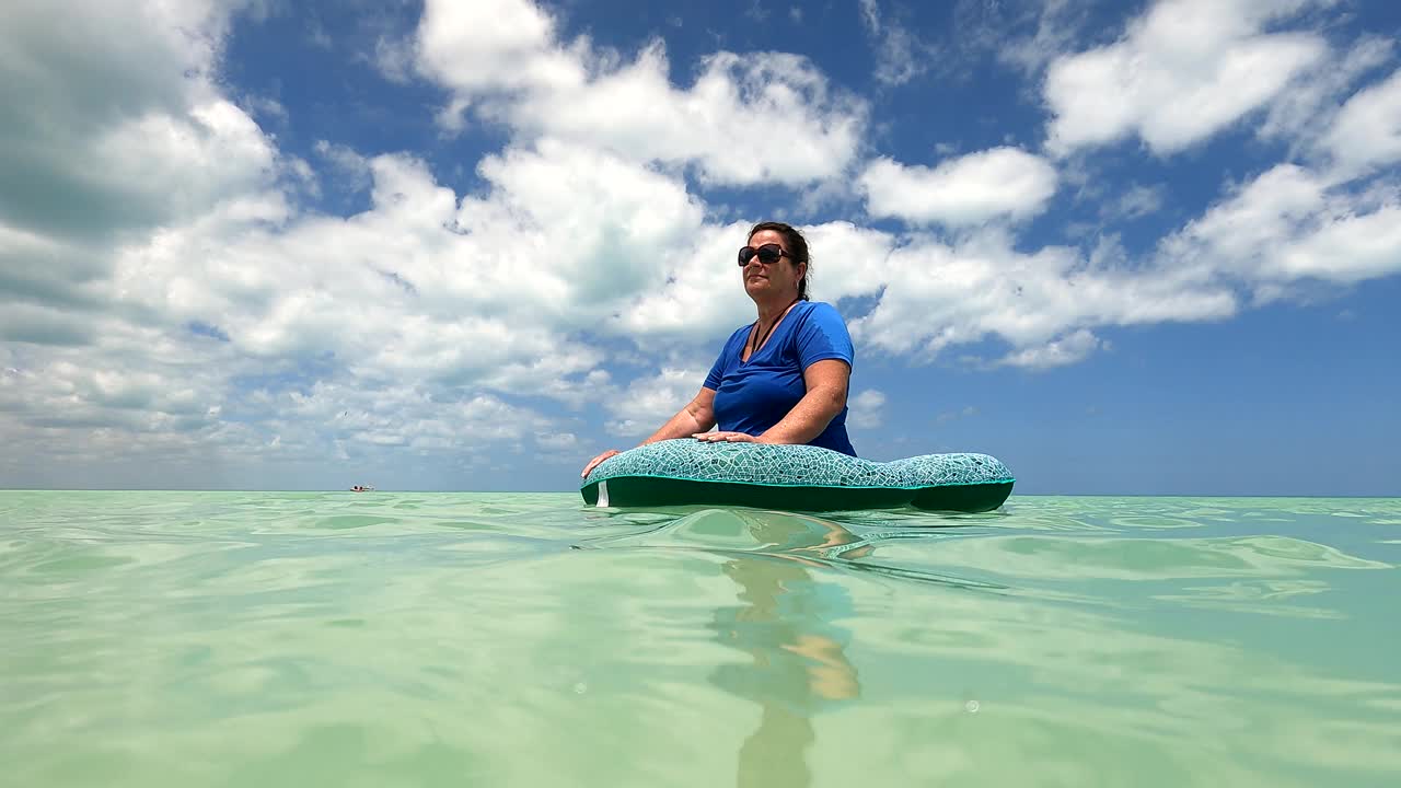 墨西哥Holbox岛，漂浮在浅海中视频素材