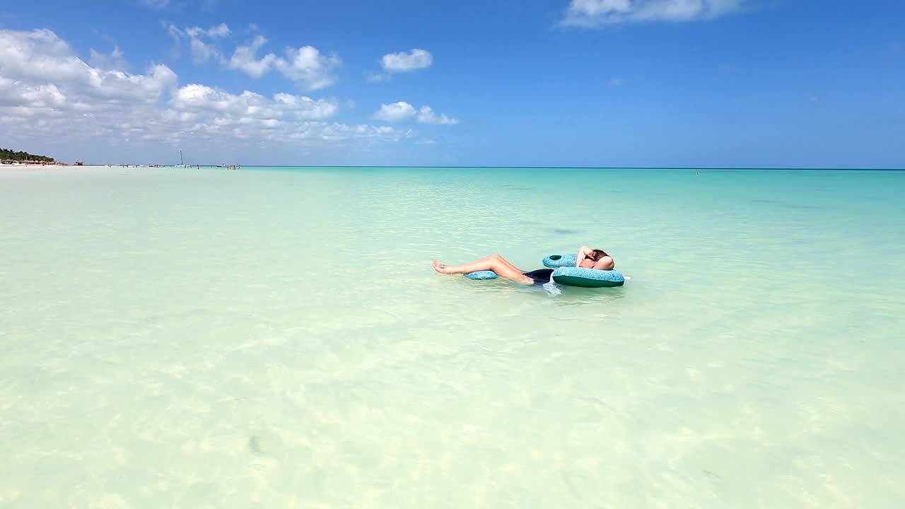 墨西哥Holbox岛，漂浮在浅海中视频素材