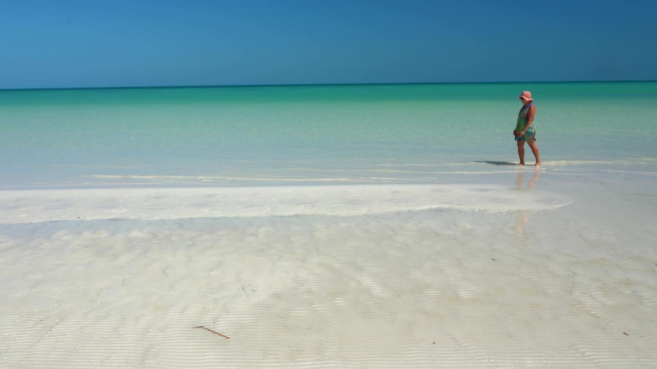 在Holbox岛，走在浅滩沙海中视频素材