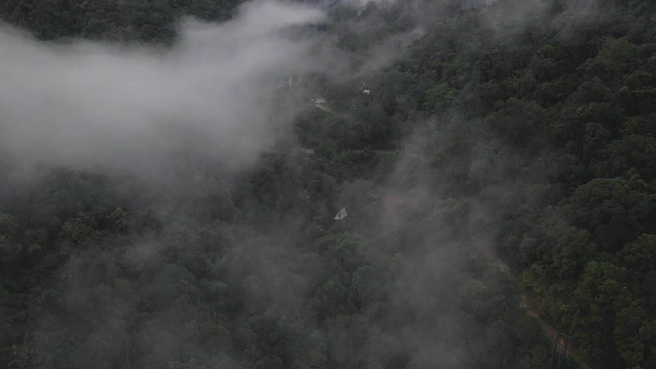 无人机在泰国清迈的自然山间公路之旅视频素材