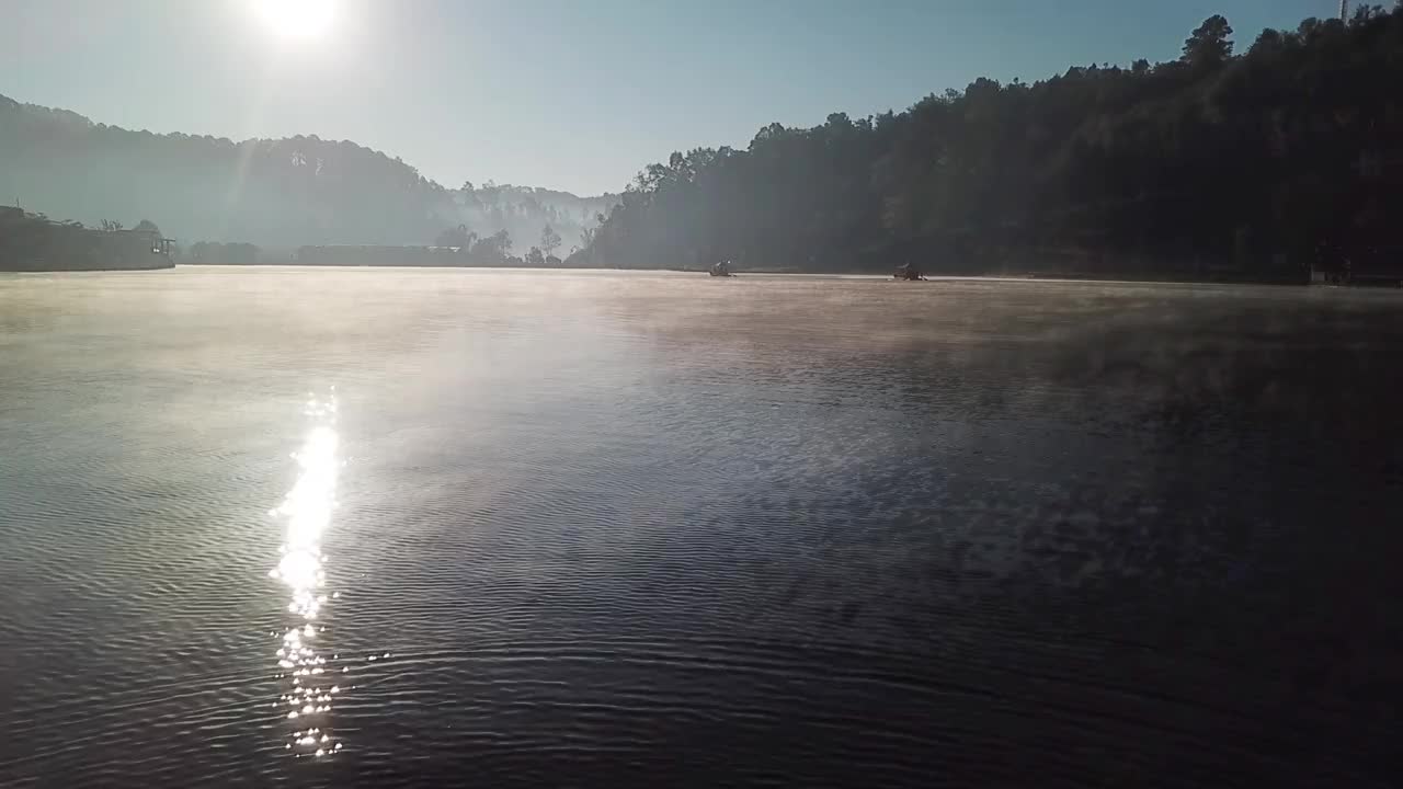 空中拍摄美丽的湖湄洪子早晨泰国视频素材