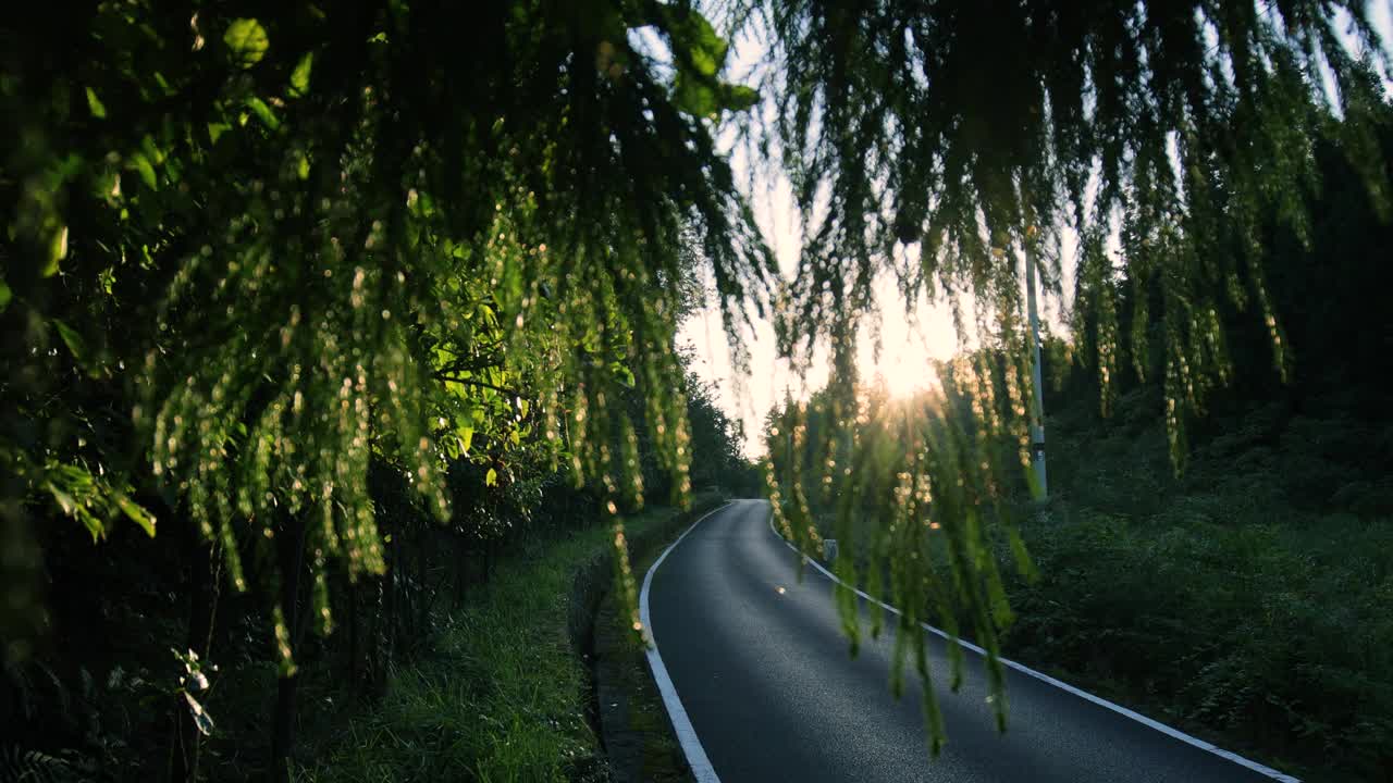 日落时的乡间山路视频素材