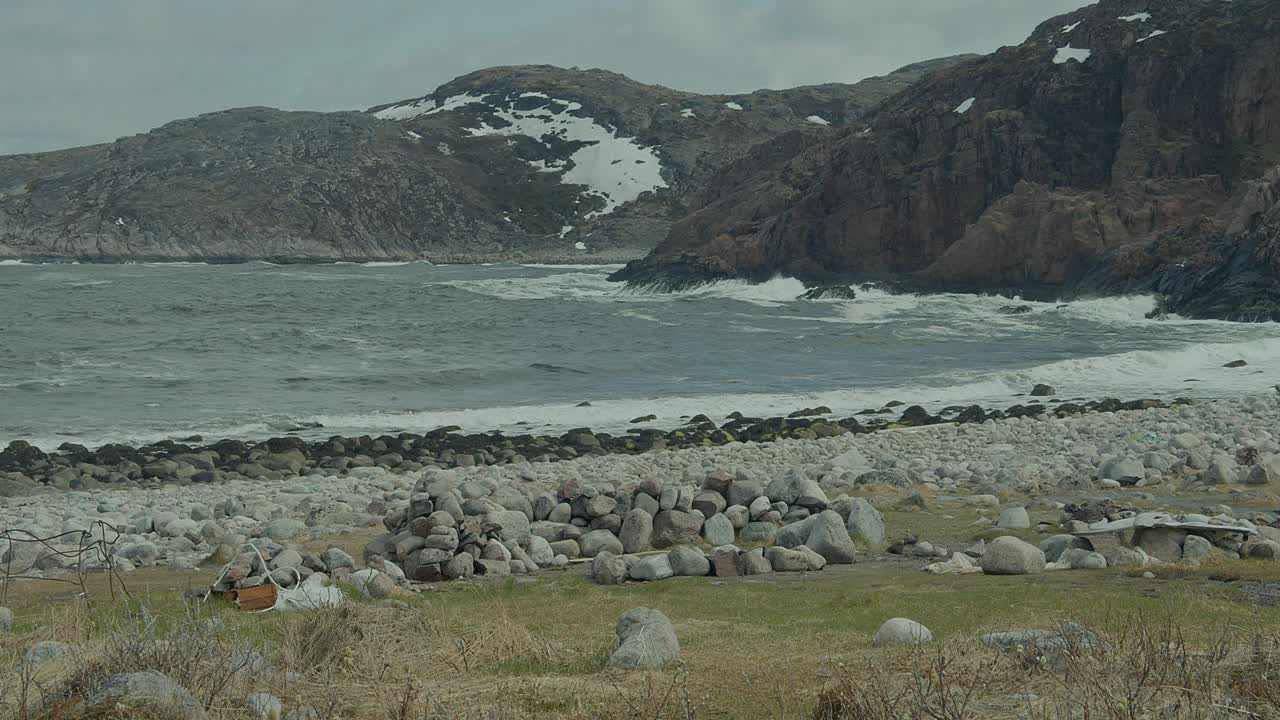 海浪拍打着巴伦支海的海岸。视频素材