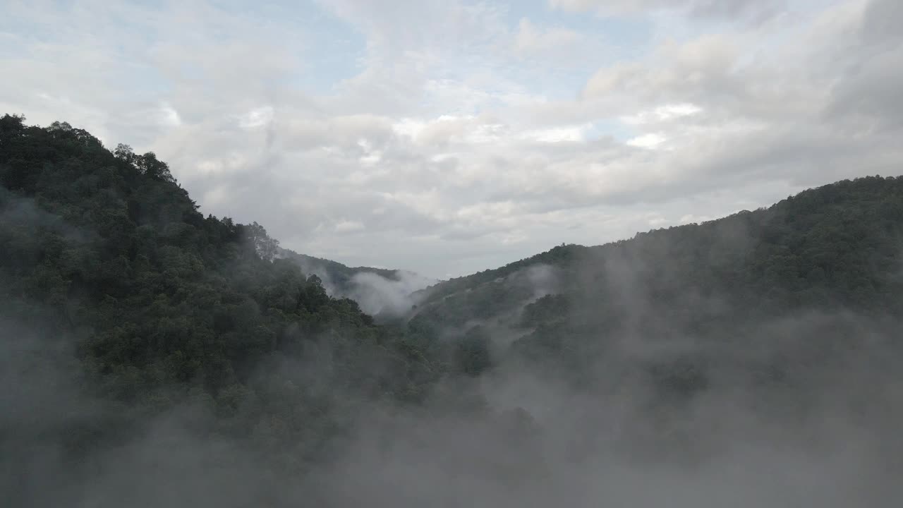 无人机在泰国清迈的自然山间公路之旅视频素材