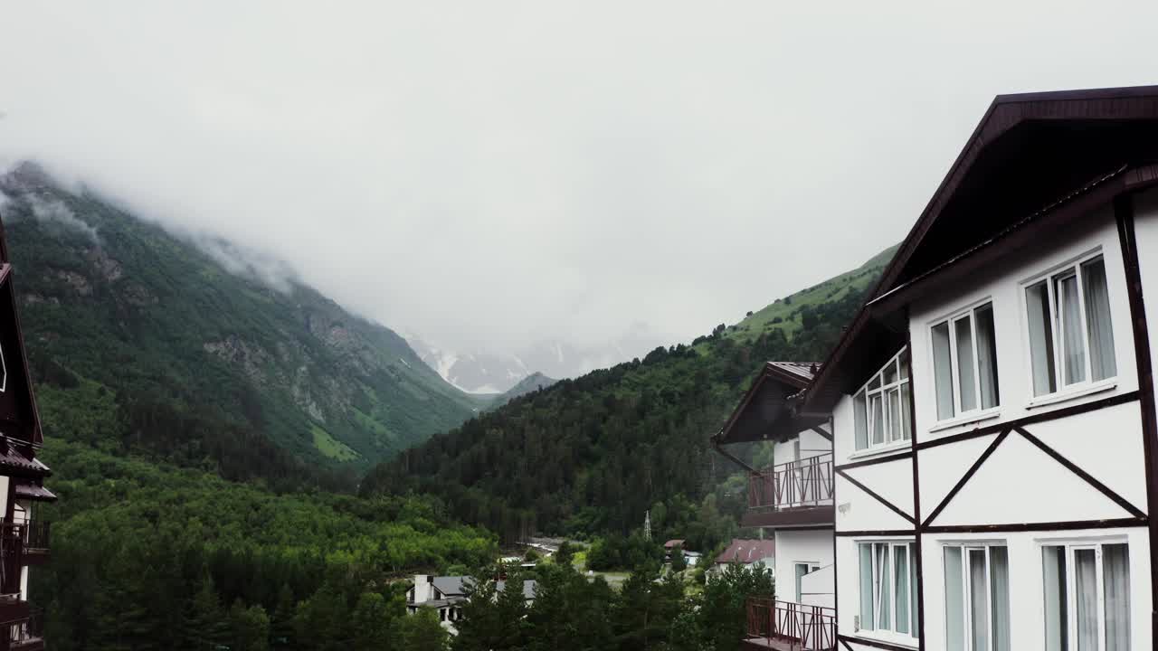 酒店位于落基山脉脚下，山峰上覆盖着雪和云视频素材