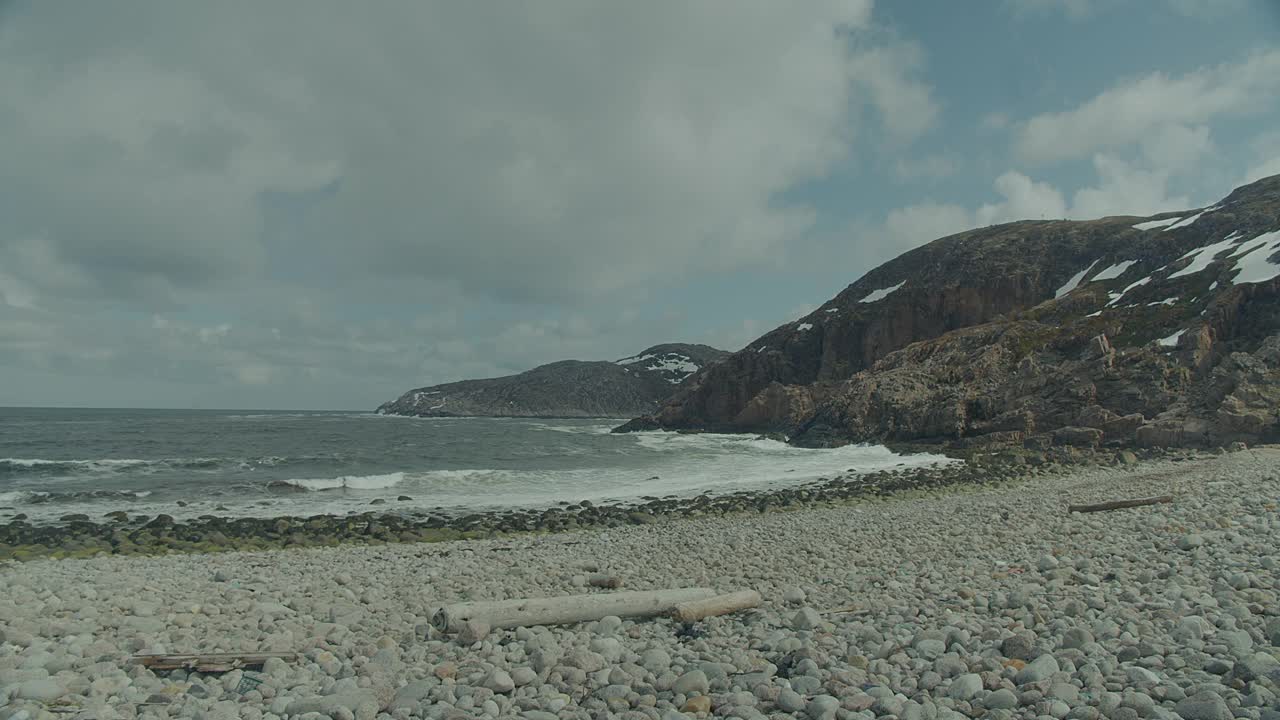 海浪拍打着巴伦支海的海岸。视频素材