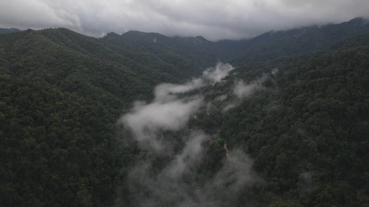 无人机在泰国清迈的自然山间公路之旅视频素材