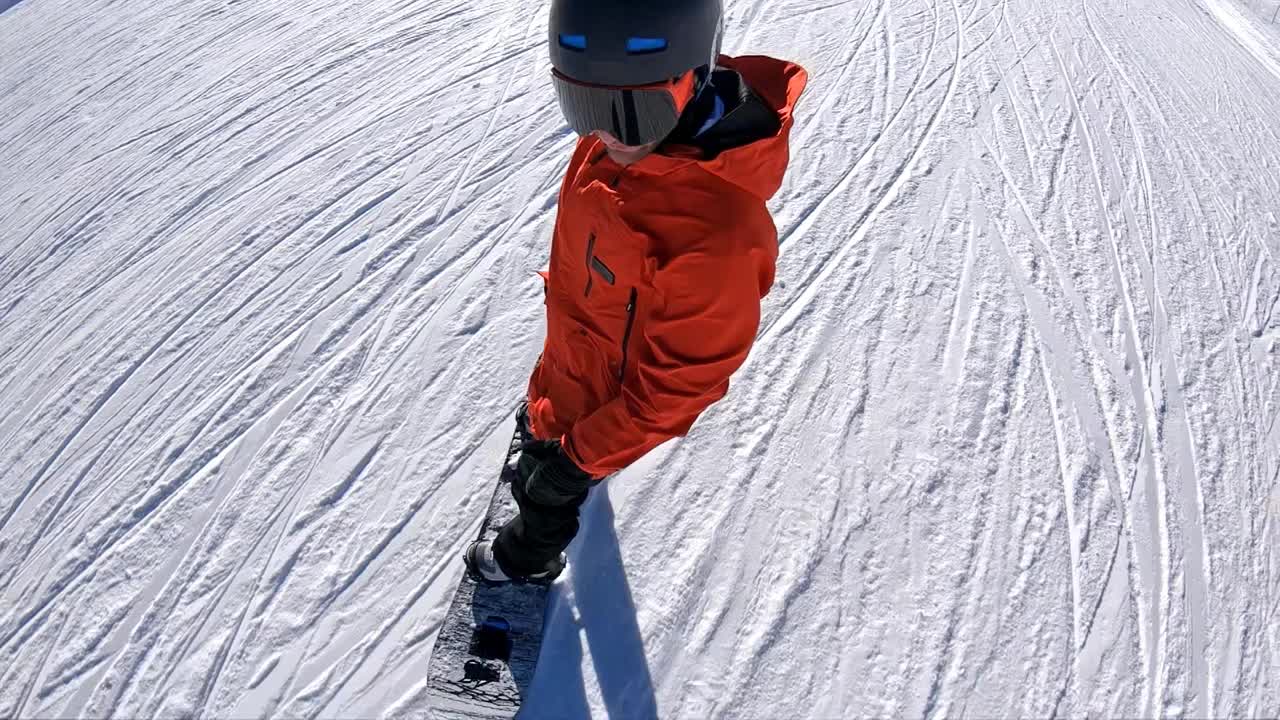 滑雪者从滑雪坡道上滑下，留下一团粉状的雪视频素材