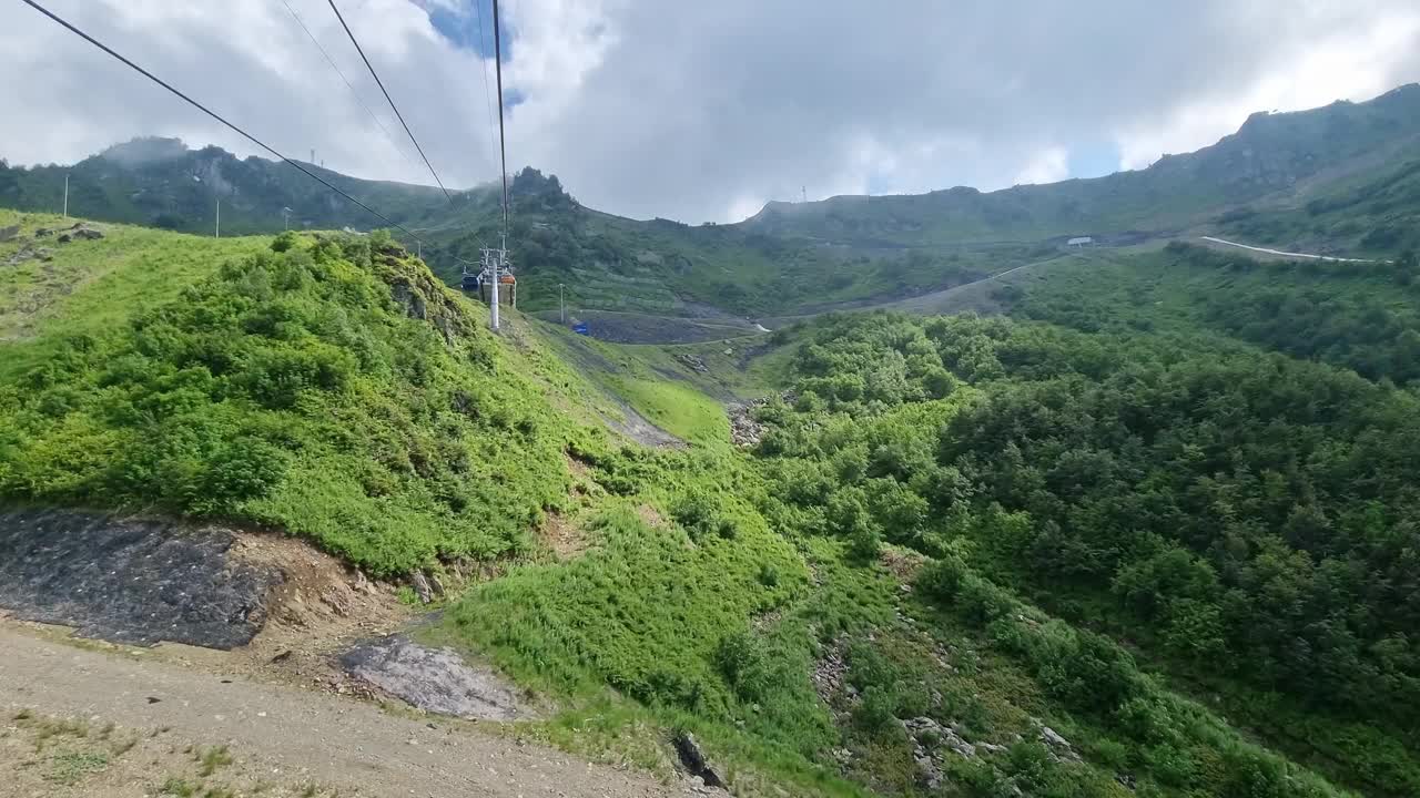 山上有缆车。夏天旅游。视频素材