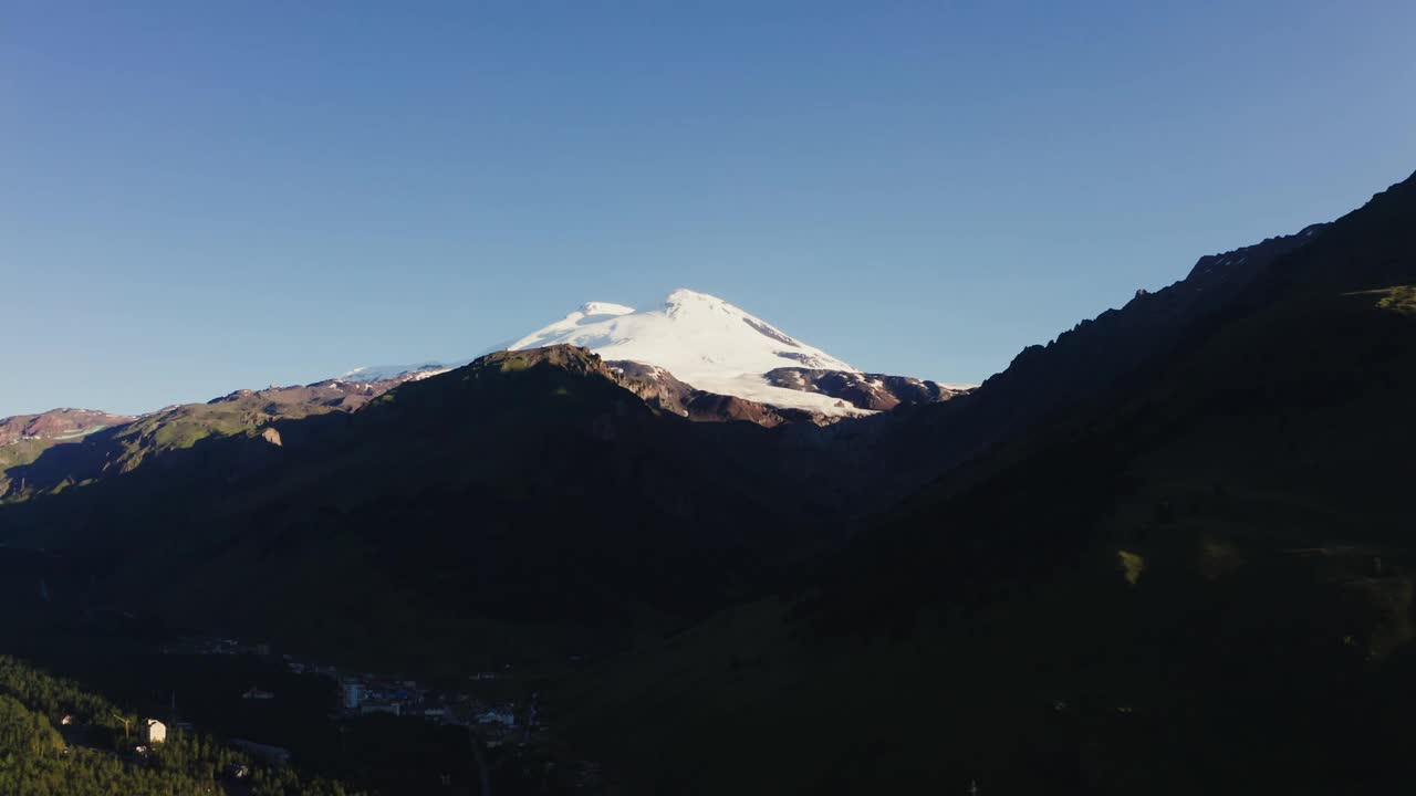 在阳光的照耀下，艾尔布鲁士山顶的积雪从山谷中升起视频素材