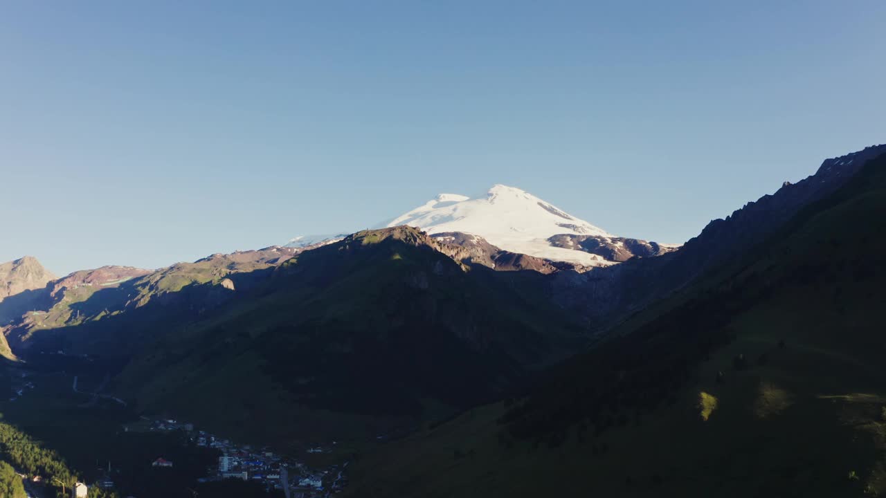 在阳光的照耀下，艾尔布鲁士山顶的积雪从山谷中升起视频素材