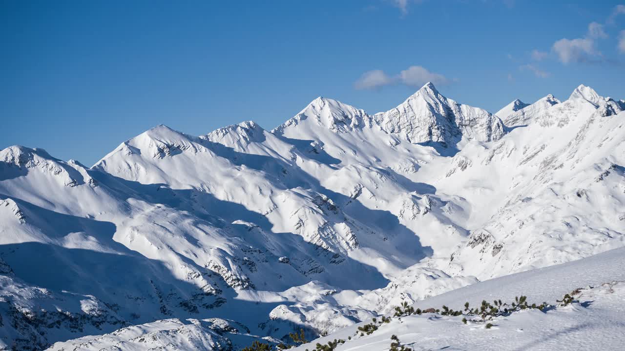 在一个阳光明媚的冬日，雪山，航拍视频素材