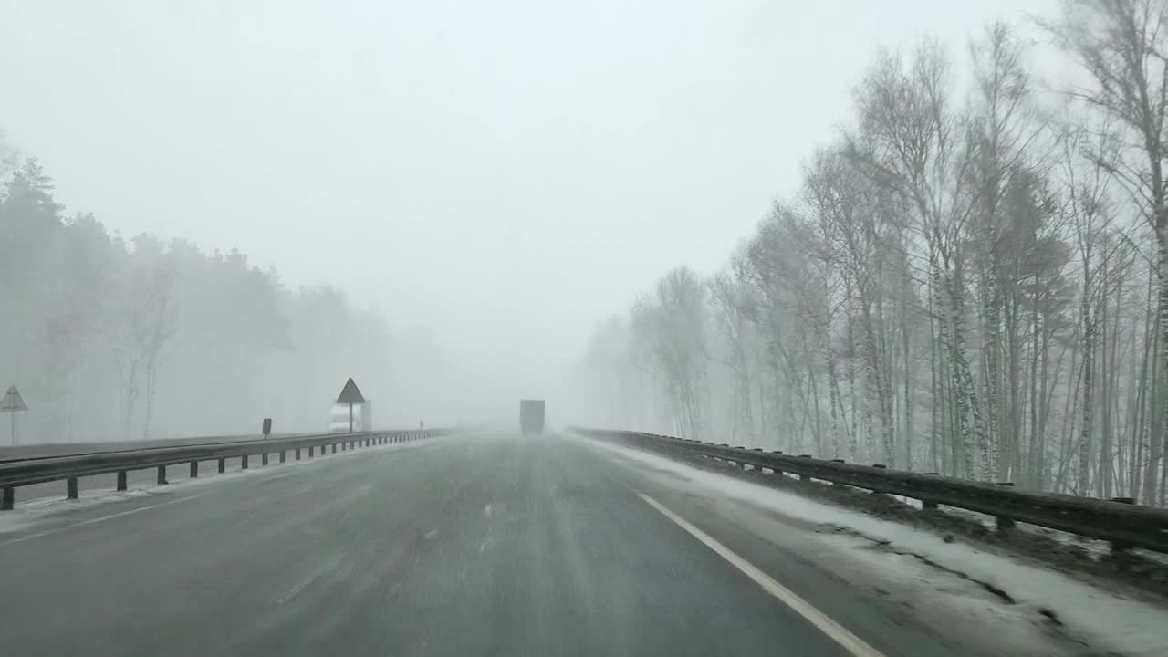 在大雪的冬天，通过高速公路上汽车的挡风玻璃看视频下载