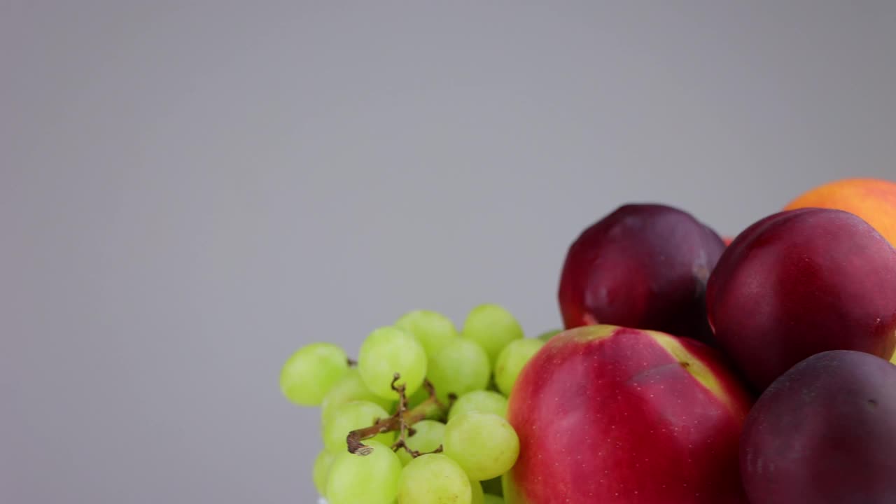 新鲜水果-苹果，桃子，李子，葡萄。健康食品的概念。视频素材