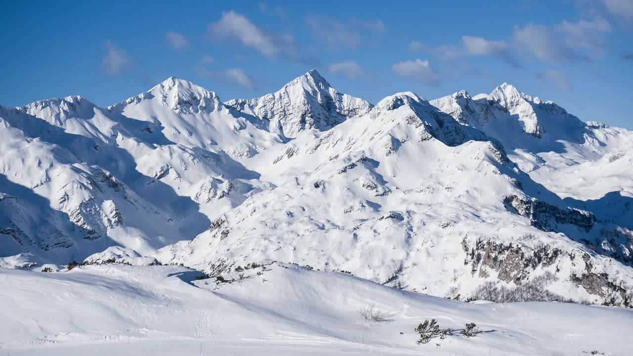 从滑雪胜地的缆车上看被雪覆盖的山脉视频素材