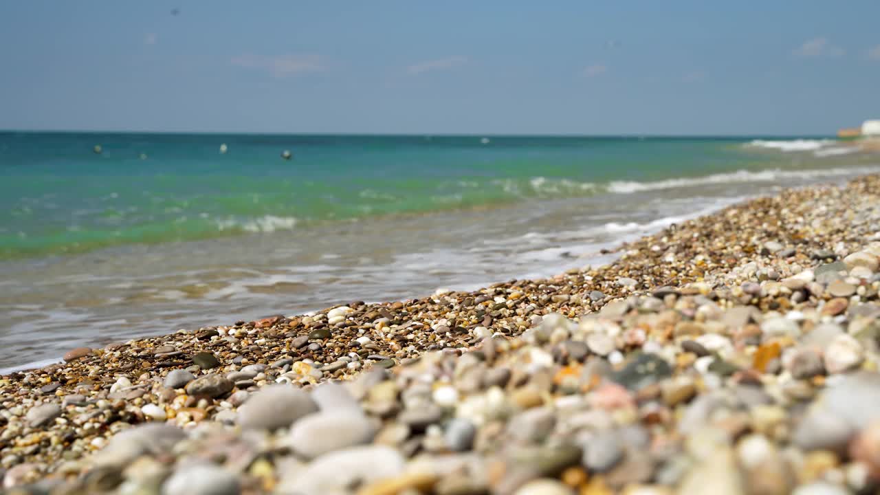 海浪在卵石滩上，美丽舒缓的背景。4 k的视频。视频素材