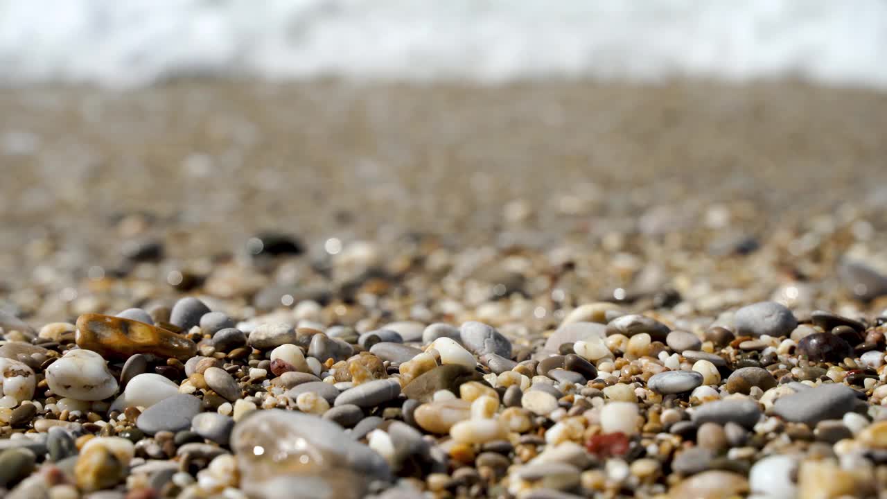 海浪在卵石滩上，美丽舒缓的背景。4 k的视频。视频素材