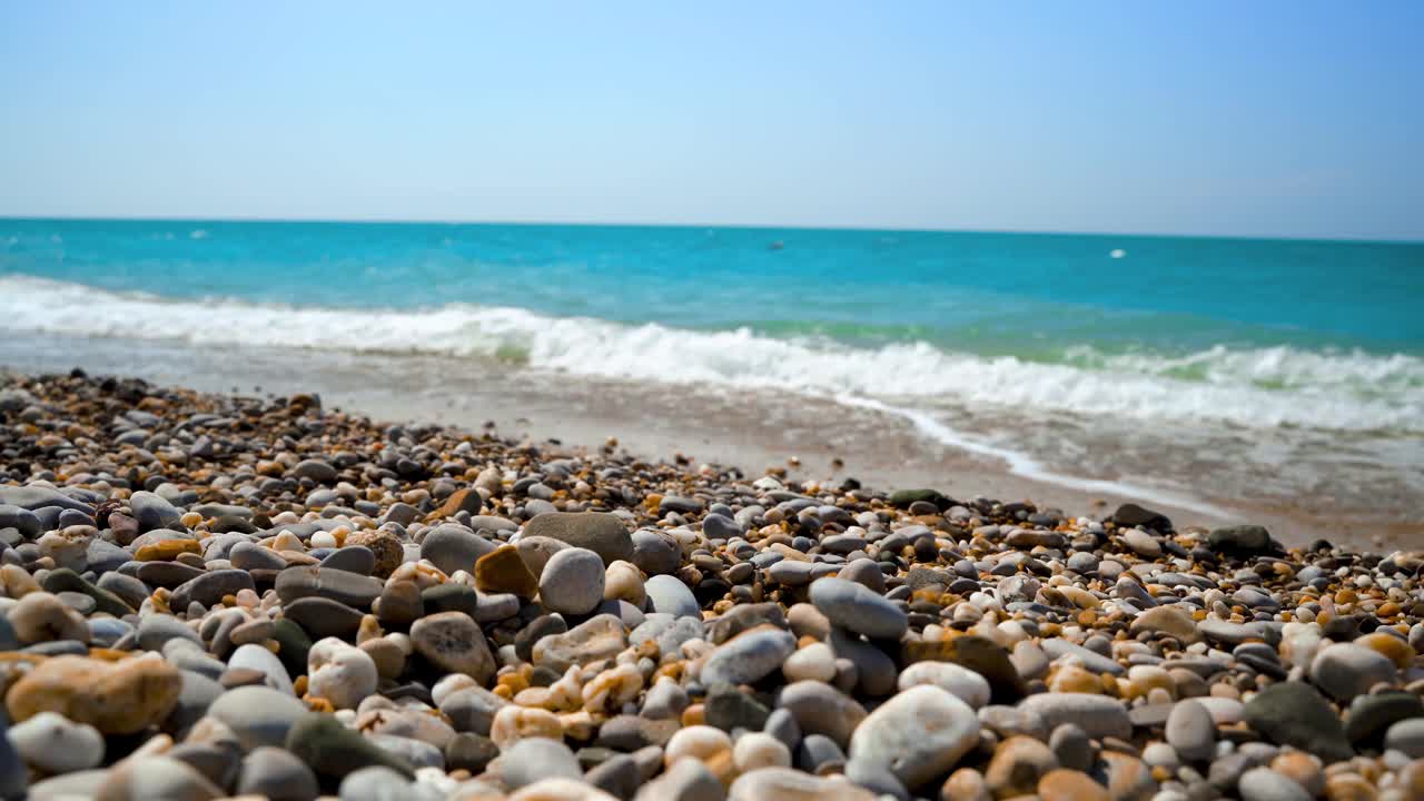 海浪在卵石滩上，美丽舒缓的背景。4 k的视频。视频素材