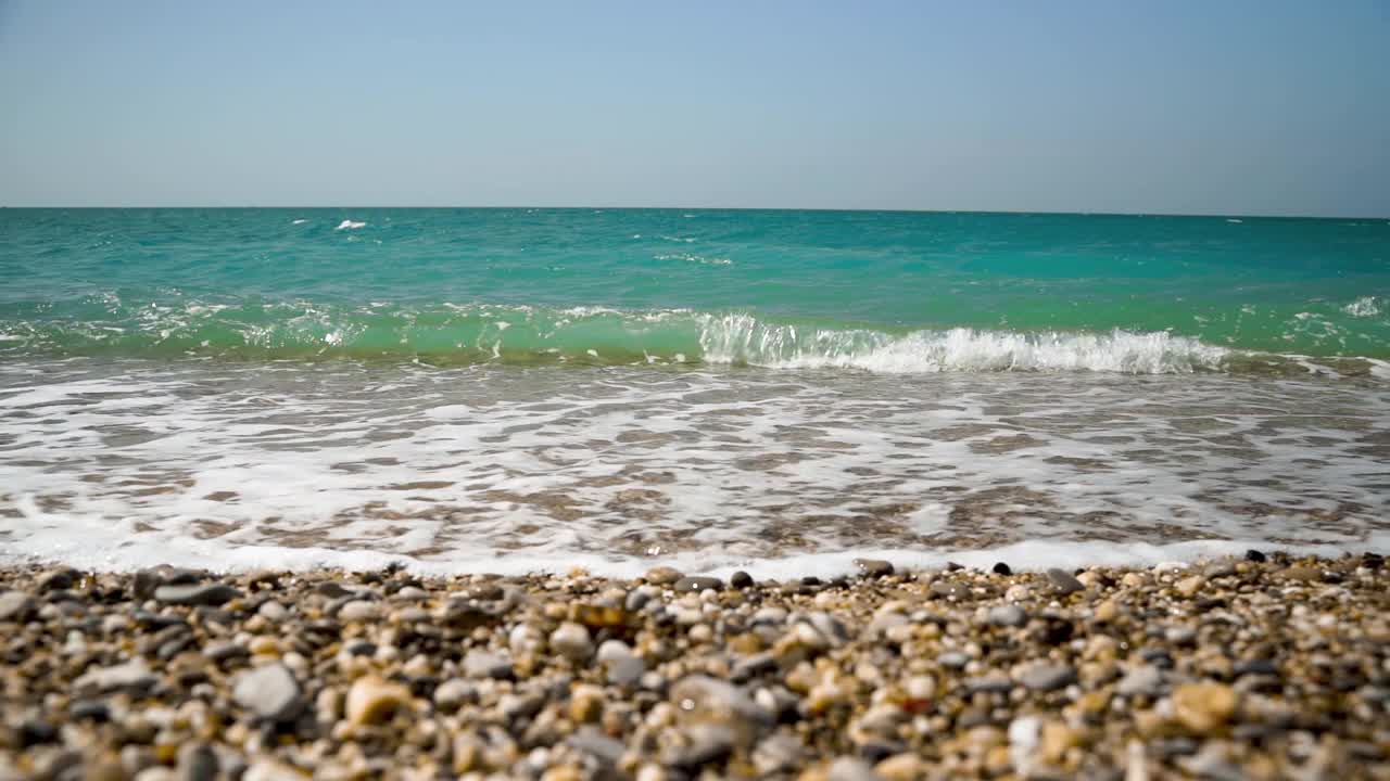 海浪在卵石滩上，美丽舒缓的背景。4 k的视频。视频素材