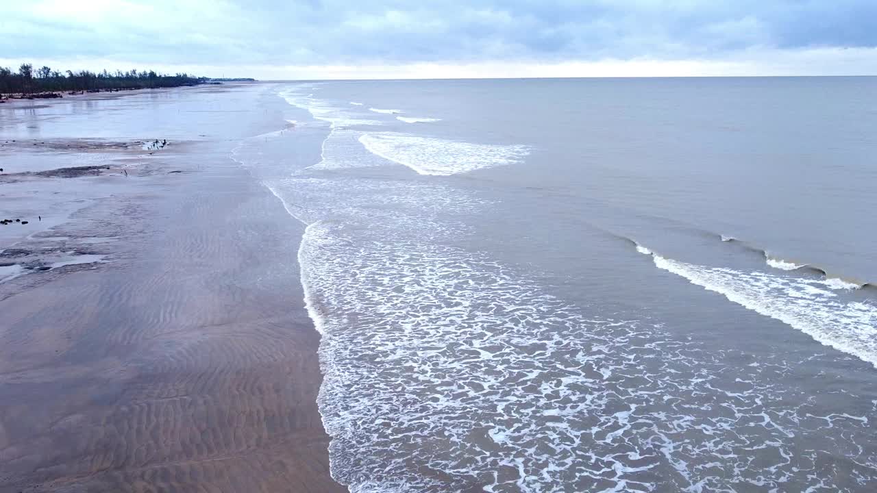 夏日阳光下的海滩海景视频素材