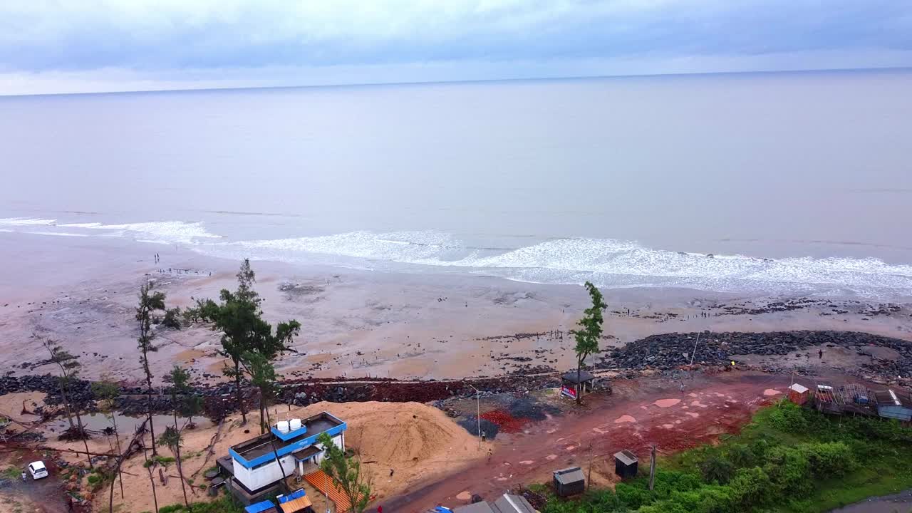 夏日阳光下的海滩海景。视频素材