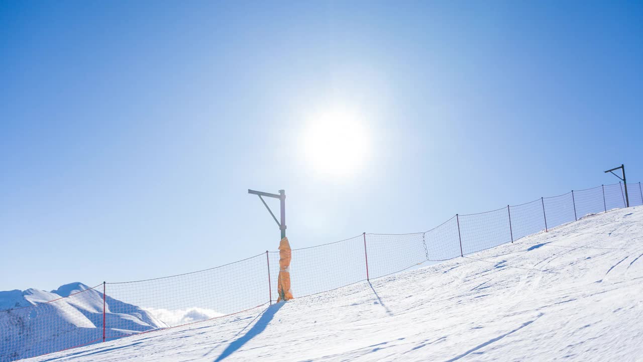 滑雪者在田园诗般的滑雪斜坡上滑行，喷着雪视频素材