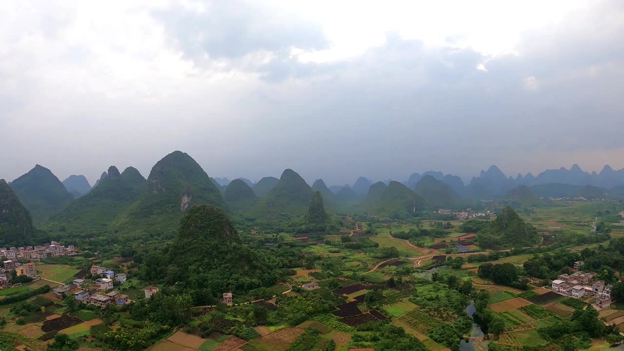 喀斯特地貌在雨中达到顶峰视频素材