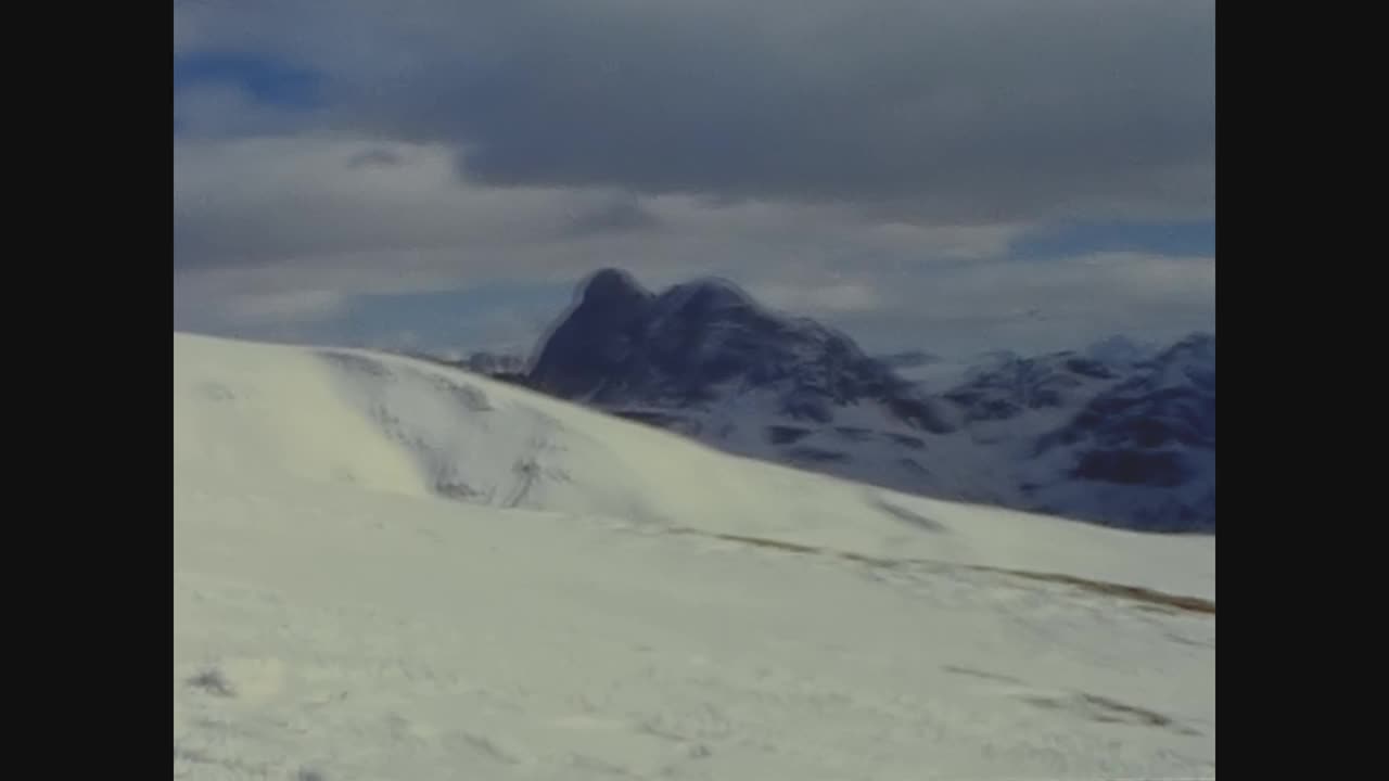 1967年的意大利，白云石上积雪覆盖的山峰视频素材